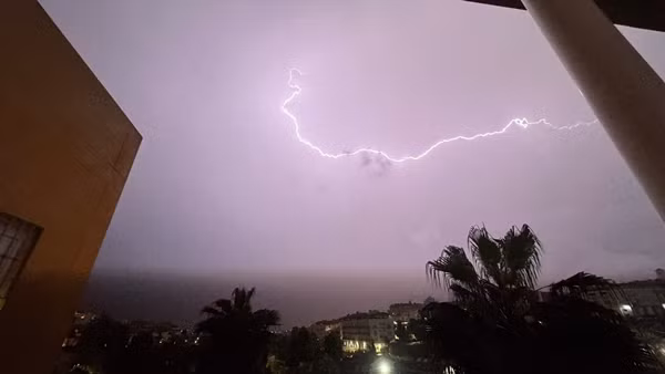 Một tia sét ở Malaga (Tây Ban Nha) hôm 29/10. Ảnh: David Taky.