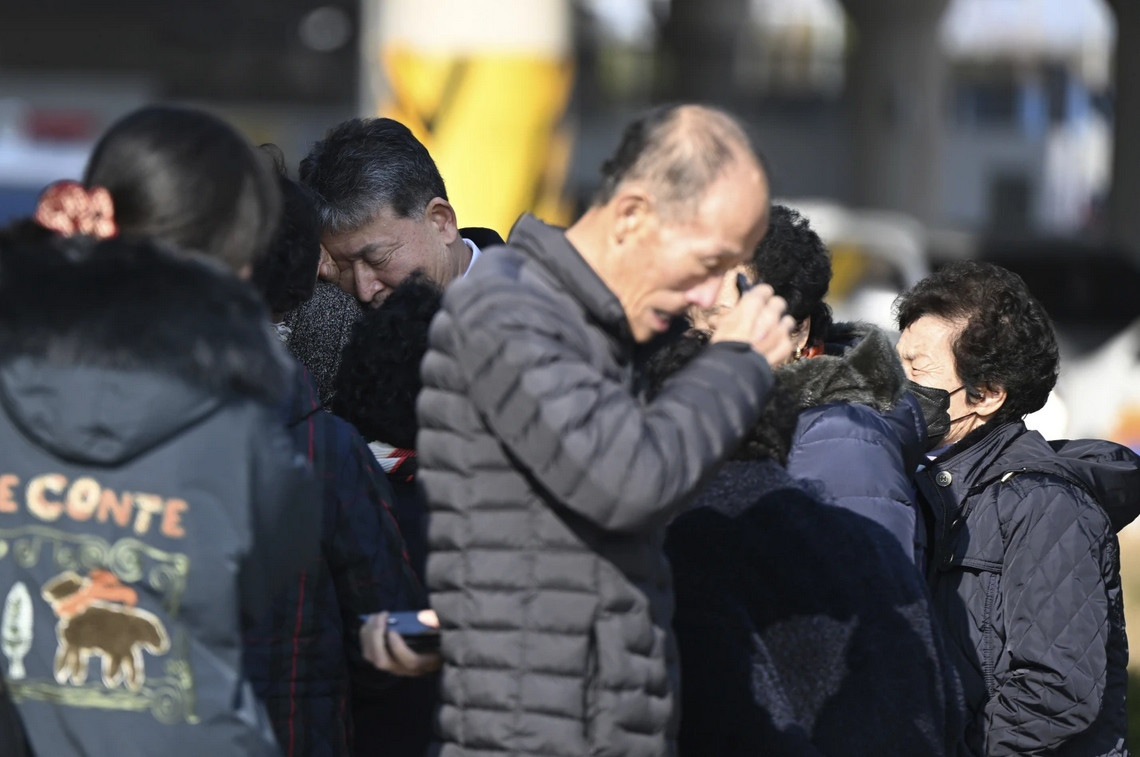 Hình ảnh người thân của các nạn nhân trong vụ tai nạn máy bay Jeju Air đứng khóc ở sân bay Muan khiến bất kỳ ai cũng nghẹn ngào. Ảnh: Park Ki-woong/ Newsis via AP. Hình ảnh người thân của các nạn nhân trong vụ tai nạn máy bay Jeju Air đứng khóc ở sân bay Muan khiến bất kỳ ai cũng nghẹn ngào. Ảnh: Park Ki-woong/ Newsis via AP.