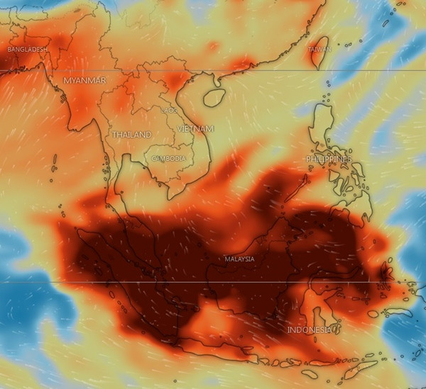 Hôm nay, nồng độ khí SO2 ở Indonesia và Malaysia đang ở mức cao (màu đỏ đậm). Ảnh: Windy.
