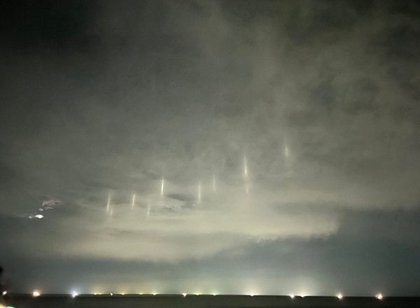 9 cột sáng ở Nhật Bản mới đây. Ảnh: X.