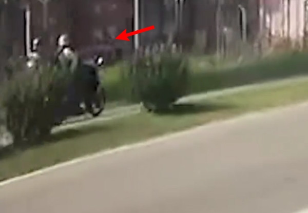 Camera hành trình của một xe ô tô khác ghi được hình ảnh va chạm giữa 2 xe máy ở làn đường nhỏ. Ảnh: Wenkt. Camera hành trình của một xe ô tô khác ghi được hình ảnh va chạm giữa 2 xe máy ở làn đường nhỏ. Ảnh: Wenkt.