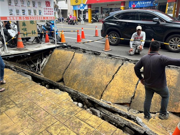 Hố tử thần xuất hiện ở Đài Loan (Trung Quốc) hôm 31/8. Ảnh: China Times. Hố tử thần xuất hiện ở Đài Loan (Trung Quốc) hôm 31/8. Ảnh: China Times.