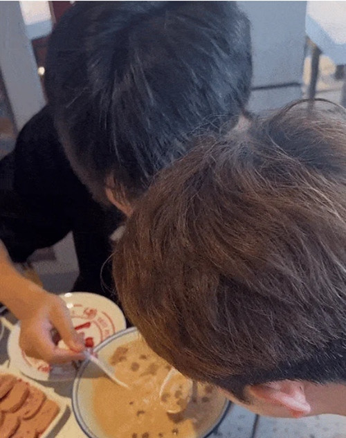 Các bạn nam cũng thích ăn cơm trộn trà sữa, kèm các món như các bữa ăn bình thường. Ảnh: Douyin. Các bạn nam cũng thích ăn cơm trộn trà sữa, kèm các món như các bữa ăn bình thường. Ảnh: Douyin.