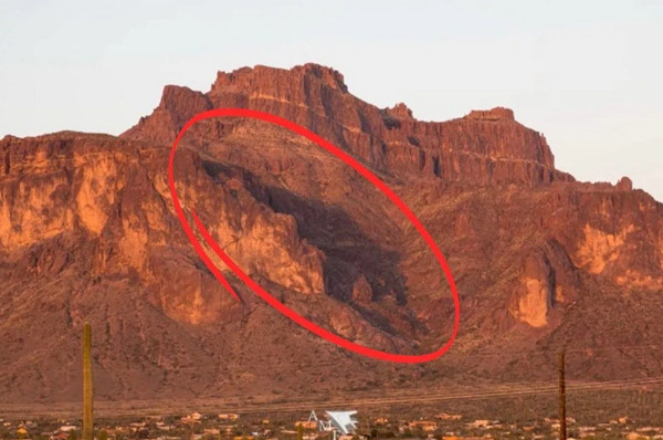 Cái bóng con báo săn mồi khổng lồ trên sườn núi. Ảnh: Outdoors.