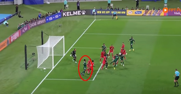 Trước khi có bàn thắng thì một cầu thủ ĐT Ả Rập Xê Út đã việt vị. Ảnh: FPT Play. Trước khi có bàn thắng thì một cầu thủ ĐT Ả Rập Xê Út đã việt vị. Ảnh: FPT Play.