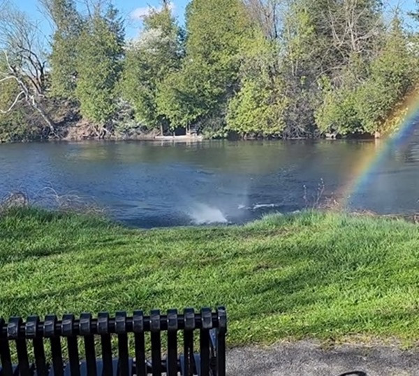 Lốc xoáy nhỏ trên mặt nước và "điểm cuối của cầu vồng". Ảnh: Wesley Mawer. Lốc xoáy nhỏ trên mặt nước và "điểm cuối của cầu vồng". Ảnh: Wesley Mawer.