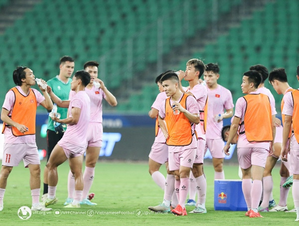 Các cầu thủ ĐT Việt Nam tập luyện ở Iraq. Ảnh: VFF.