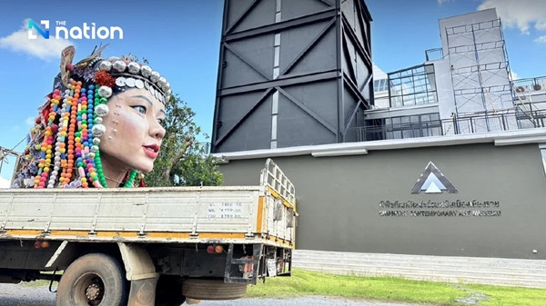 Bức tượng lớn được di chuyển. Ảnh: The Nation.