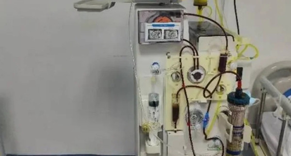 Bệnh nhân Trần phải điều trị bằng cách lọc máu. Ảnh: CTWant.