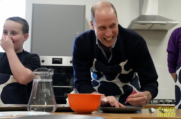 Hoàng tử William có tâm trạng vui vẻ khi đến thăm một trung tâm dành cho các bạn nhỏ hôm 14/3. Ảnh: Just Jared.