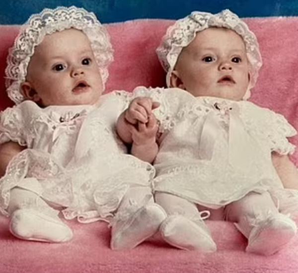 Chị em Venessa và Kerissa Sealby hồi nhỏ. Ảnh: Instagram.