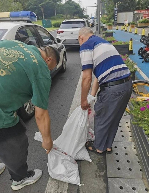 Wan đem mấy bao tiền xu đến nộp phạt. Ảnh: Cover News. Wan đem mấy bao tiền xu đến nộp phạt. Ảnh: Cover News.