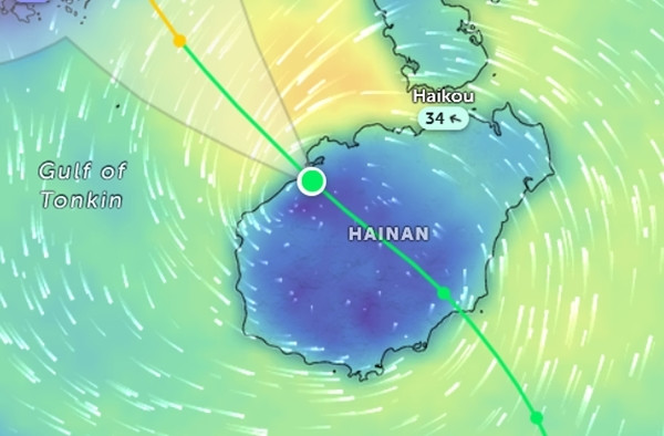 Bão số 2 (Prapiroon) đang rời đảo Hải Nam (Trung Quốc) và sắp đi vào Vịnh Bắc Bộ vào thời điểm sáng nay, 22/7. Ảnh: Zoom Earth, JMA. Bão số 2 (Prapiroon) đang rời đảo Hải Nam (Trung Quốc) và sắp đi vào Vịnh Bắc Bộ vào thời điểm sáng nay, 22/7. Ảnh: Zoom Earth, JMA.