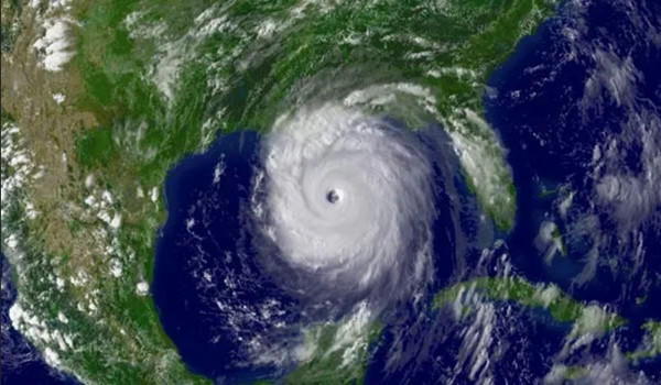 Hình ảnh bão Katrina vào ngày 28/8/2005 (cơn bão này đổ bộ vào nước Mỹ, là một trong những cơn bão gây thiệt hại nhiều nhất trong lịch sử). Có thể thấy mắt bão tròn xoay và rất rõ ràng. Ảnh: NASA.