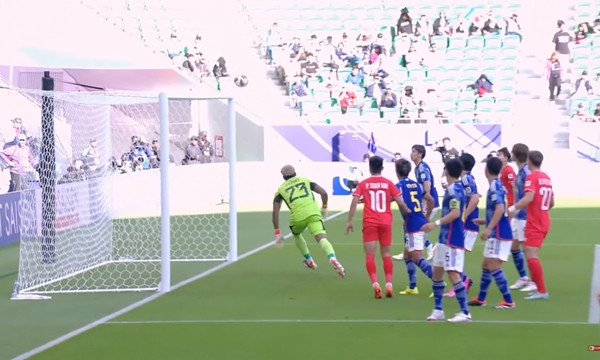 ĐT Việt Nam khiến thủ môn ĐT Nhật Bản 2 lần phải vào lưới nhặt bóng. Ảnh: AFC. ĐT Việt Nam khiến thủ môn ĐT Nhật Bản 2 lần phải vào lưới nhặt bóng. Ảnh: AFC.