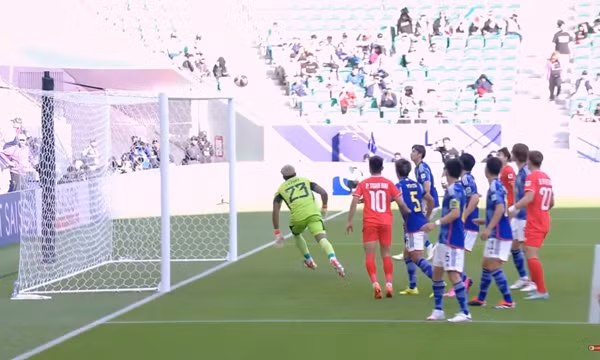 ĐT Việt Nam khiến thủ môn ĐT Nhật Bản 2 lần phải vào lưới nhặt bóng. Ảnh: AFC. ĐT Việt Nam khiến thủ môn ĐT Nhật Bản 2 lần phải vào lưới nhặt bóng. Ảnh: AFC.