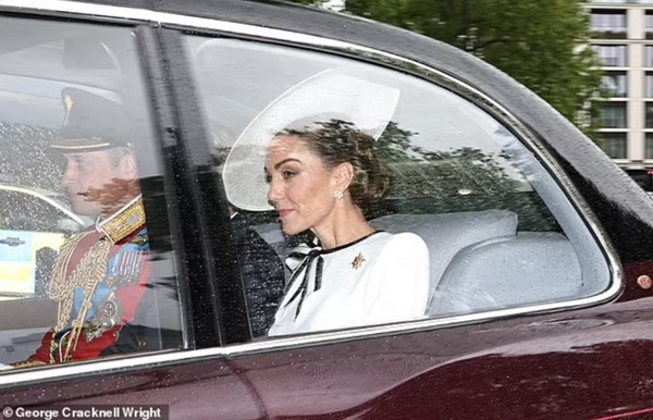 Vợ chồng William - Kate đi xe đến Cung điện Buckingham. Ảnh: George Cracknell Wright. Vợ chồng William - Kate đi xe đến Cung điện Buckingham. Ảnh: George Cracknell Wright.