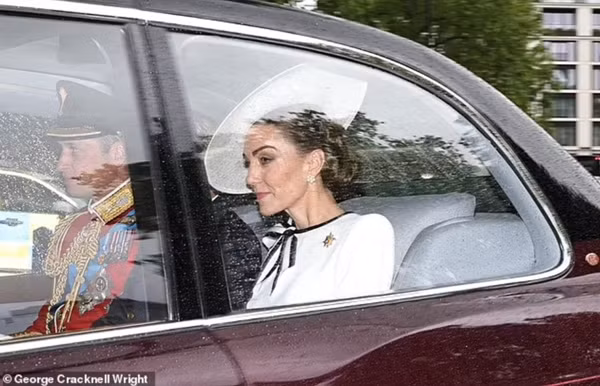 Vợ chồng William - Kate đi xe đến Cung điện Buckingham. Ảnh: George Cracknell Wright.