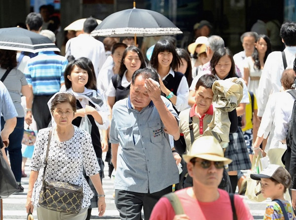 Tiết Tiểu Thử được hiểu là "nóng nhẹ", nhưng ngoài trời vẫn rất nóng. Trong ảnh là người dân ở thành phố Saitama (Nhật Bản) trong một đợt nóng tháng 7. Ảnh: Kyodo.