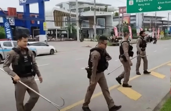 4 cảnh sát trang bị kỹ càng lập tức đến nơi mà người dân thông báo là có "bà điên cầm vũ khí". Ảnh: Workpoint News. 4 cảnh sát trang bị kỹ càng lập tức đến nơi mà người dân thông báo là có "bà điên cầm vũ khí". Ảnh: Workpoint News.