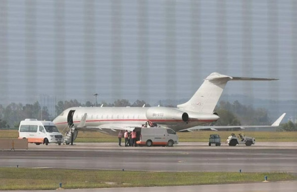 Chiếc máy bay chở Taylor Swift và đội ngũ hạ cánh ở Singapore ngày 27/2 để chuẩn bị cho các buổi diễn tại đây. Ảnh: Gavin Foo.
