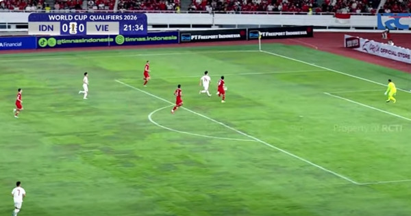 Tình huống Hoàng Đức đi bóng vào khu vực 16m50 của ĐT Indonesia. Ảnh: YouTube. Tình huống Hoàng Đức đi bóng vào khu vực 16m50 của ĐT Indonesia. Ảnh: YouTube.