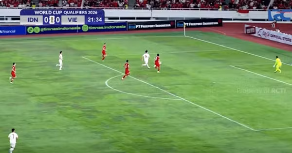 Tình huống Hoàng Đức đi bóng vào khu vực 16m50 của ĐT Indonesia. Ảnh: YouTube.