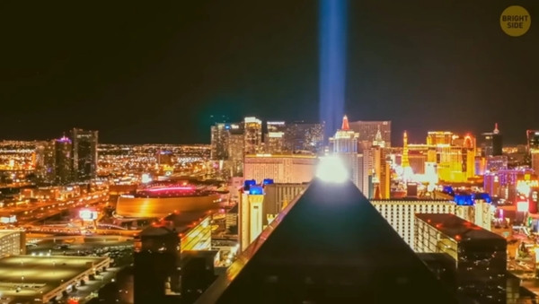 Cũng có giả thuyết là viên đá hình chóp trên đỉnh Đại Kim tự tháp có thể thu hút năng lượng của thiên nhiên. Ảnh minh họa: Bright Side.