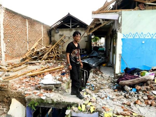 Một người dân đứng trước căn nhà bị lốc xoáy phá tan. Ảnh chụp vào ngày 22/2. Ảnh: Today Online. Một người dân đứng trước căn nhà bị lốc xoáy phá tan. Ảnh chụp vào ngày 22/2. Ảnh: Today Online.