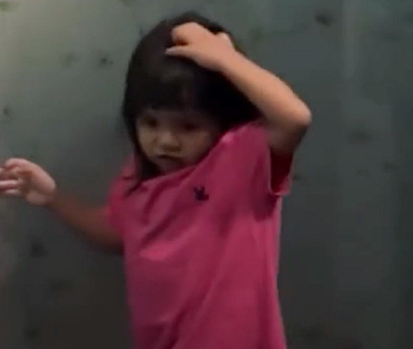 Bé gái cũng có vẻ khá ngạc nhiên vì mình suýt ngã. Ảnh: Chinpathipan15.