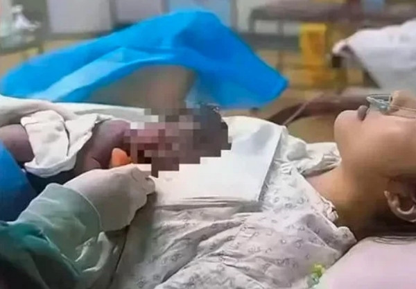 Người mẹ thừa nhận cô cũng cảm thấy không thoải mái khi ôm con. Ảnh: China Times. Người mẹ thừa nhận cô cũng cảm thấy không thoải mái khi ôm con. Ảnh: China Times.