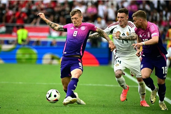 ĐT Đức mặc áo sân khách màu hồng và tím trong trận đấu với ĐT Hungary. Ảnh: Getty.