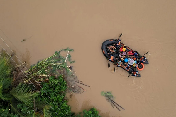 Lực lượng bảo vệ biển Philippines đưa người dân ở tỉnh Albay (Philippines) sơ tán khi bão Trami đổ bộ. Ảnh: Charism Sayat/ AFP/ Getty Images.