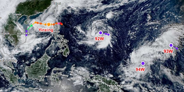 Một loạt áp thấp đều có thể phát triển thành bão, liệu có thể xảy ra tình huống bão nối đuôi bão? Ảnh: Zoom Earth, JMA/ NOAA, Himawari.