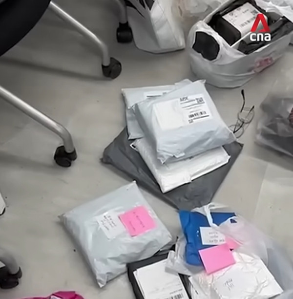 Anh Chong đã nhận hơn 100 bưu phẩm mà mình không đặt. Ảnh: CNA. Anh Chong đã nhận hơn 100 bưu phẩm mà mình không đặt. Ảnh: CNA.