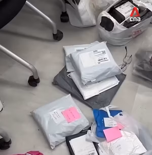 Anh Chong đã nhận hơn 100 bưu phẩm mà mình không đặt. Ảnh: CNA.