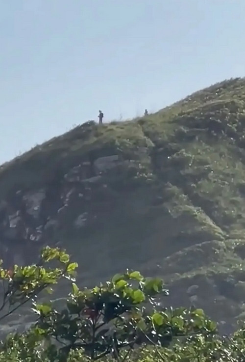 Người dân địa phương nói, rất khó để lên đến đỉnh ngọn đồi này. Ảnh: JB Litoral.