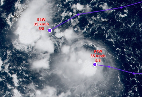 2 áp thấp này được dự báo sẽ hợp nhất trong vài ngày tới. Ảnh: Zoom Earth, JMA.