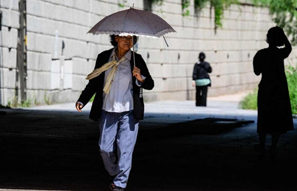 Người lớn tuổi càng dễ mệt mỏi hơn trong nắng nóng kéo dài ở Seoul (Hàn Quốc). Ảnh: AFP. Người lớn tuổi càng dễ mệt mỏi hơn trong nắng nóng kéo dài ở Seoul (Hàn Quốc). Ảnh: AFP.