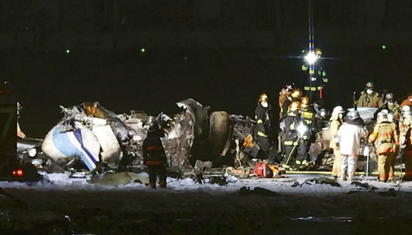 Đội cứu hỏa đang làm việc cả trong đêm, tìm kiếm giữa những mảnh vỡ của chiếc máy bay nhỏ (máy bay tuần duyên cứu trợ động đất). Ảnh: Sky News. Đội cứu hỏa đang làm việc cả trong đêm, tìm kiếm giữa những mảnh vỡ của chiếc máy bay nhỏ (máy bay tuần duyên cứu trợ động đất). Ảnh: Sky News.