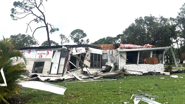 Nhà bị sập ở thành phố Fort Myers (bang Florida) sau một trận lốc xoáy "dẫn đường" của bão Milton. Ảnh: WZVN. Nhà bị sập ở thành phố Fort Myers (bang Florida) sau một trận lốc xoáy "dẫn đường" của bão Milton. Ảnh: WZVN.