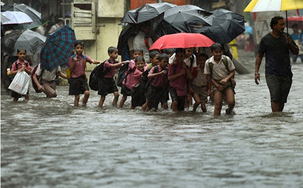 Đường phố ngập lụt ở Mumbai (Ấn Độ) trong thời gian chuyển từ El Nino sang La Nina năm 2016. Ảnh: AFP.