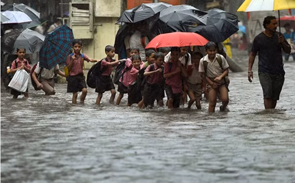 Đường phố ngập lụt ở Mumbai (Ấn Độ) trong thời gian chuyển từ El Nino sang La Nina năm 2016. Ảnh: AFP.