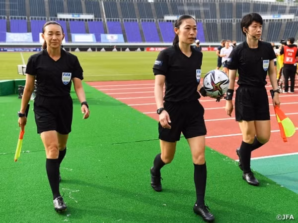 Bộ ba trọng tài nữ người Nhật. Ảnh: Refereeing World.