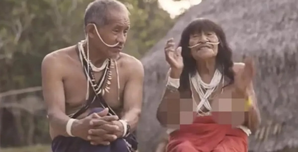 Người già ở bộ lạc bắt đầu lo nhiều hơn vui khi thấy thanh niên &quot;nghiện&quot; mạng xã hội, lười làm. Ảnh: NAVI GLOBAL/ Starlink in the Amazon Forest.