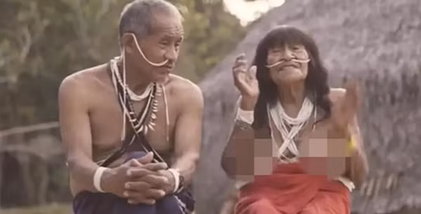 Người già ở bộ lạc bắt đầu lo nhiều hơn vui khi thấy thanh niên "nghiện" mạng xã hội, lười làm. Ảnh: NAVI GLOBAL/ Starlink in the Amazon Forest. Người già ở bộ lạc bắt đầu lo nhiều hơn vui khi thấy thanh niên "nghiện" mạng xã hội, lười làm. Ảnh: NAVI GLOBAL/ Starlink in the Amazon Forest.
