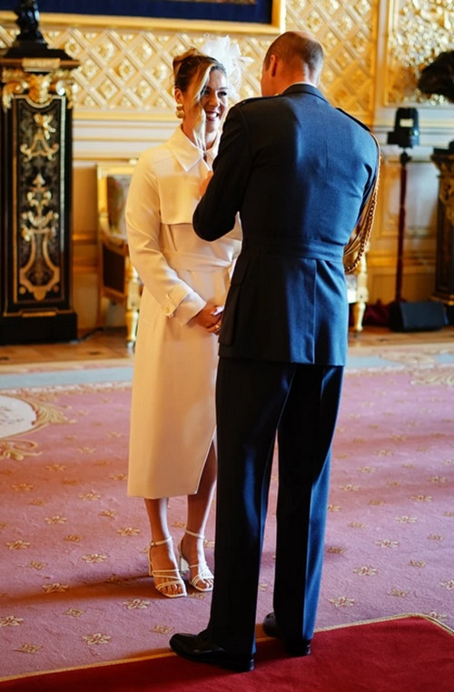 Tại Lâu đài Windsor, Hoàng tử William trao huân chương cho một số người có nhiều đóng góp cho Vương quốc Anh. Ảnh: PA. Tại Lâu đài Windsor, Hoàng tử William trao huân chương cho một số người có nhiều đóng góp cho Vương quốc Anh. Ảnh: PA.