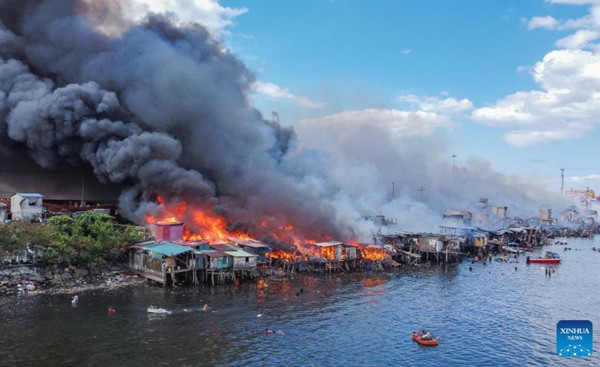 Lửa rừng rực lan rộng. Ảnh: Rouelle Umali/ Xinhua.