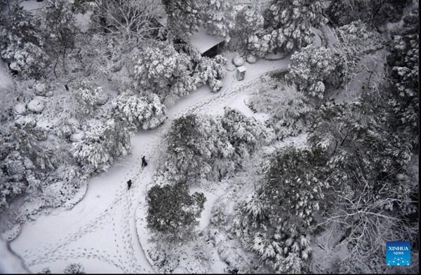 Người dân đi trên tuyết ở tỉnh Hồ Nam (Trung Quốc) vào ngày 22/1/2024. Ảnh: Zhao Zhongzhi/ Xinhua.