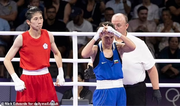 Nữ võ sĩ Svetlana Staneva (Bulgaria, áo xanh) sau khi thua Yu-Ting đã dùng 2 ngón tay tạo hình chữ X như một cách để đặt câu hỏi về giới tính của đối thủ. Ảnh: Nick Edwards/ Mail Online. Nữ võ sĩ Svetlana Staneva (Bulgaria, áo xanh) sau khi thua Yu-Ting đã dùng 2 ngón tay tạo hình chữ X như một cách để đặt câu hỏi về giới tính của đối thủ. Ảnh: Nick Edwards/ Mail Online.